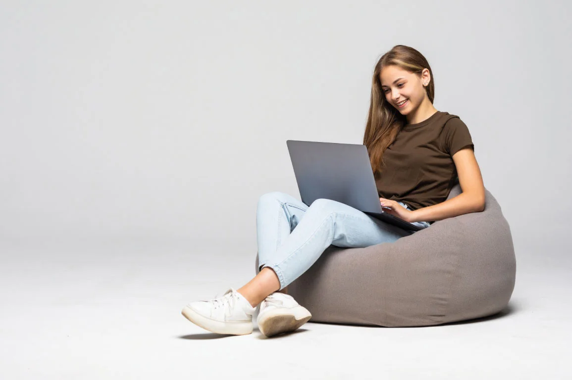 Schülerin arbeitet am Laptop — der quop-Film